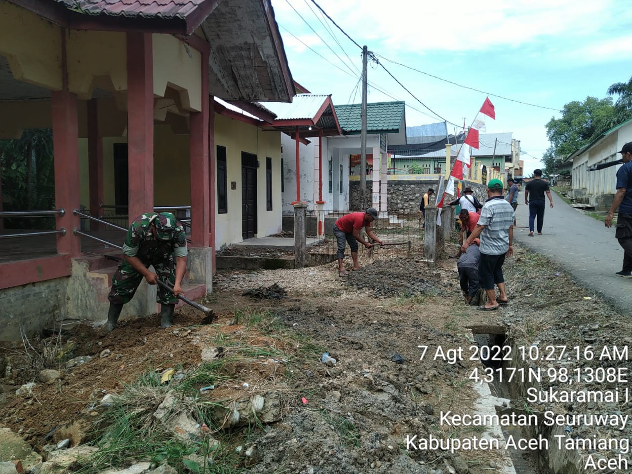 Babinsa Bersama Masyarakat Giatkan Lagi Gotong Royong Bersihkan Parit