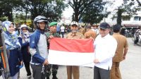 Forkopinda bersama Kodim 0117/Aceh Tamiang Laksanakan Gerakan pembagian 10 Juta Bendera Merah Putih