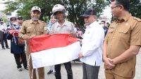 SUKSESKAN GERAKAN 10 JUTA BENDERA MERAH PUTIH, ACEH TAMIANG BAGI 2903 BENDERA