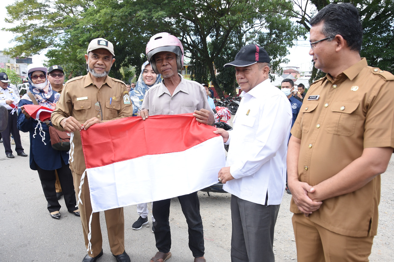 SUKSESKAN GERAKAN 10 JUTA BENDERA MERAH PUTIH, ACEH TAMIANG BAGI 2903 BENDERA