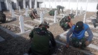 Peringati HUT Ke-77 RI, Kodim 0117/Aceh Tamiang Bersama DLHK Dan Ormas Gotong Royong Bersihkan Makam Pahlawan