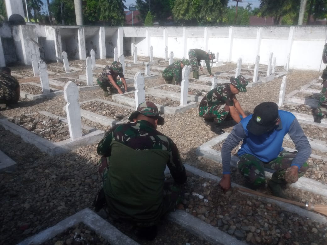 Peringati HUT Ke-77 RI, Kodim 0117/Aceh Tamiang Bersama DLHK Dan Ormas Gotong Royong Bersihkan Makam Pahlawan