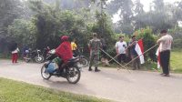 Babinsa bersama Masyarakat menyambut HUT RI 77 Gotong Royong Pasang Bendera