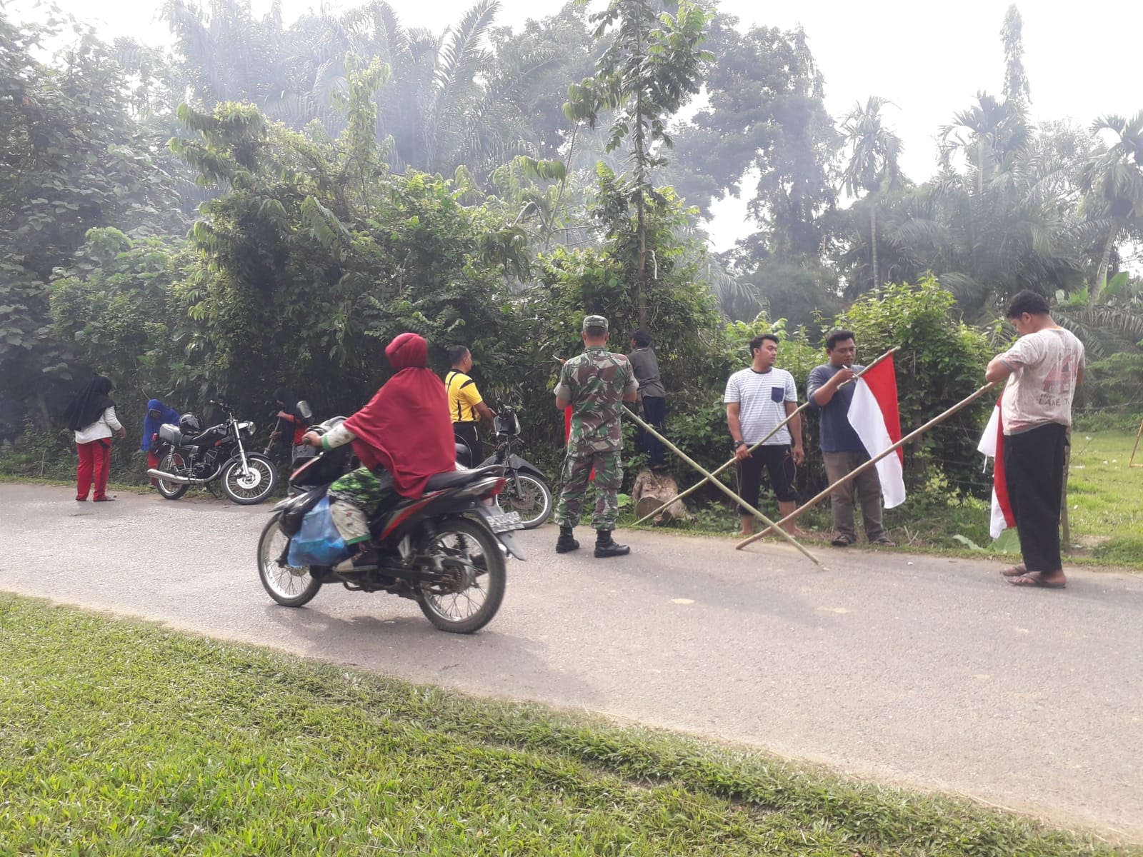 Babinsa bersama Masyarakat menyambut HUT RI 77 Gotong Royong Pasang Bendera