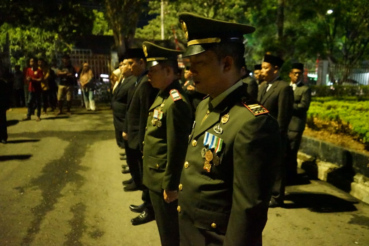 Dandim 0117/Aceh Tamiang Pimpin Apel Kehormatan Dan Renungan Suci Di TMP Kuala Simpang