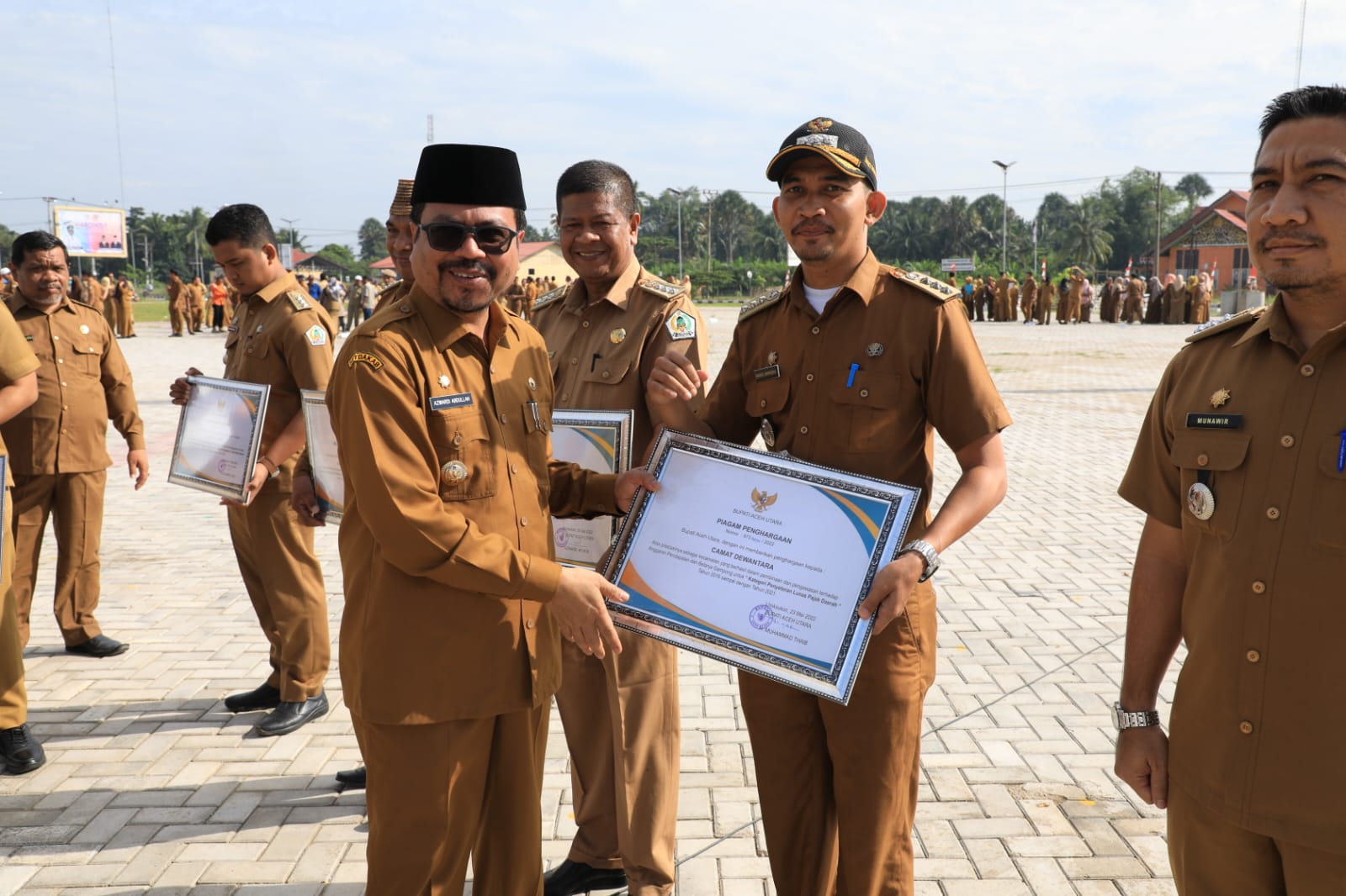 Pj Bupati Aceh Utara Beri Penghargaan untuk 5 Camat