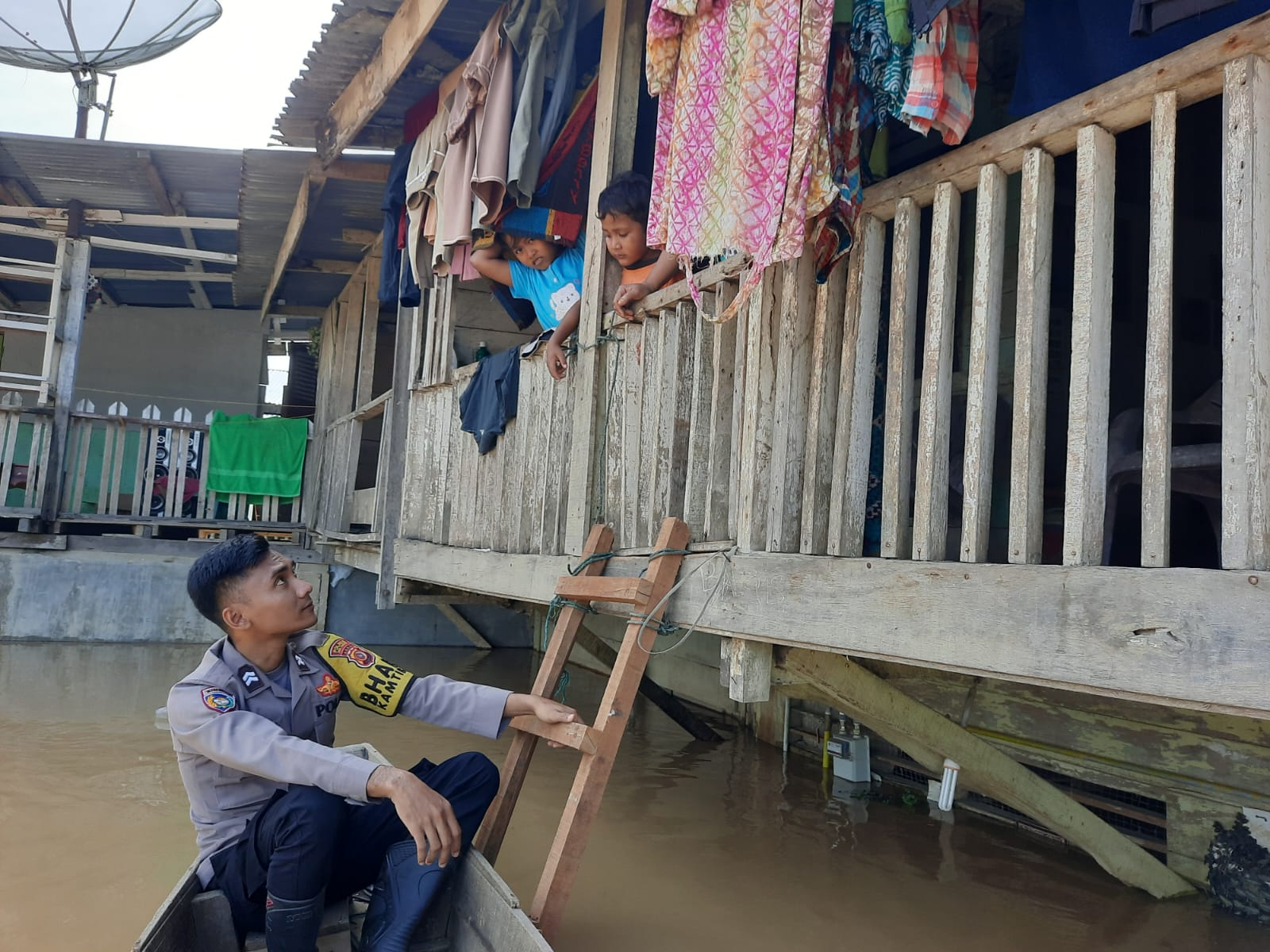 DAS Meluap,Polsek Kuala Simpang Pantau Perumahan Warga Yang Terendam Akibat Banjir