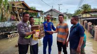 Kanit PolAirut Ipda Rudianto Bersama Kanit BabinKamtimas Memberi Bantuan Sembako di Dapur Umum Desa Sriwijaya.