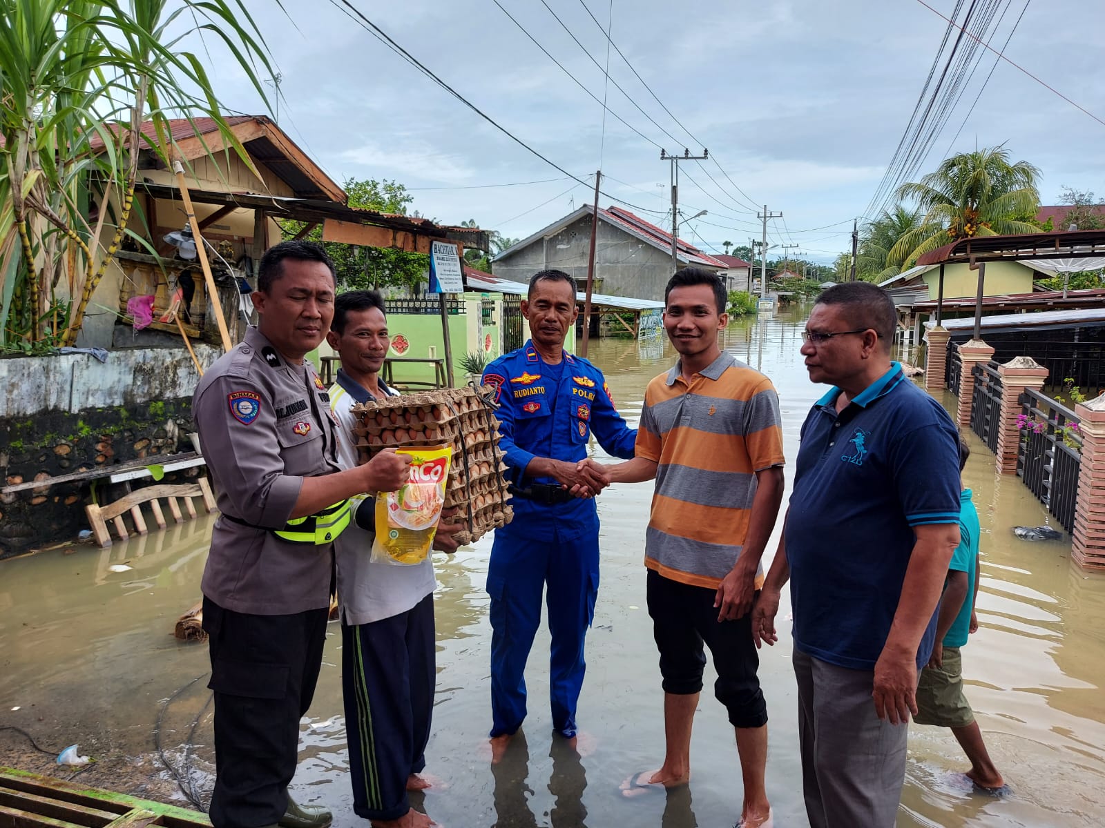 Kanit PolAirut Ipda Rudianto Bersama Kanit BabinKamtimas Memberi Bantuan Sembako di Dapur Umum Desa Sriwijaya.