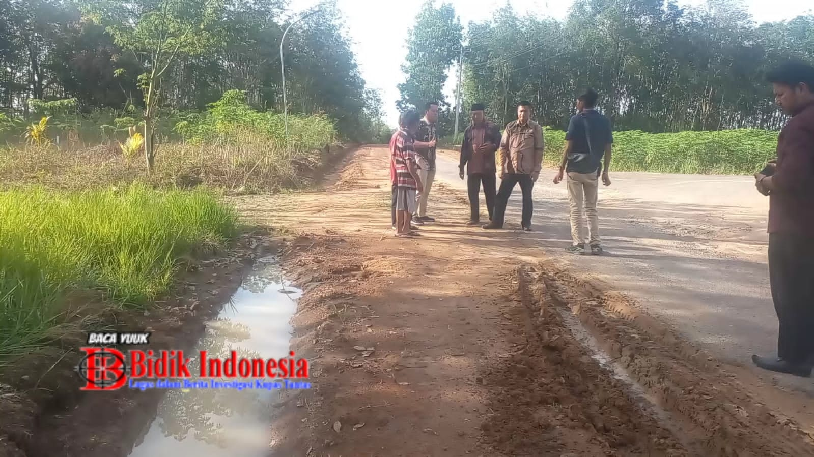 Tidak Kunjung Dibangun Pemprov Lampung, Warga Tubaba Swadaya Buka Pelebaran Jalan, DPRD Ambil Sikap