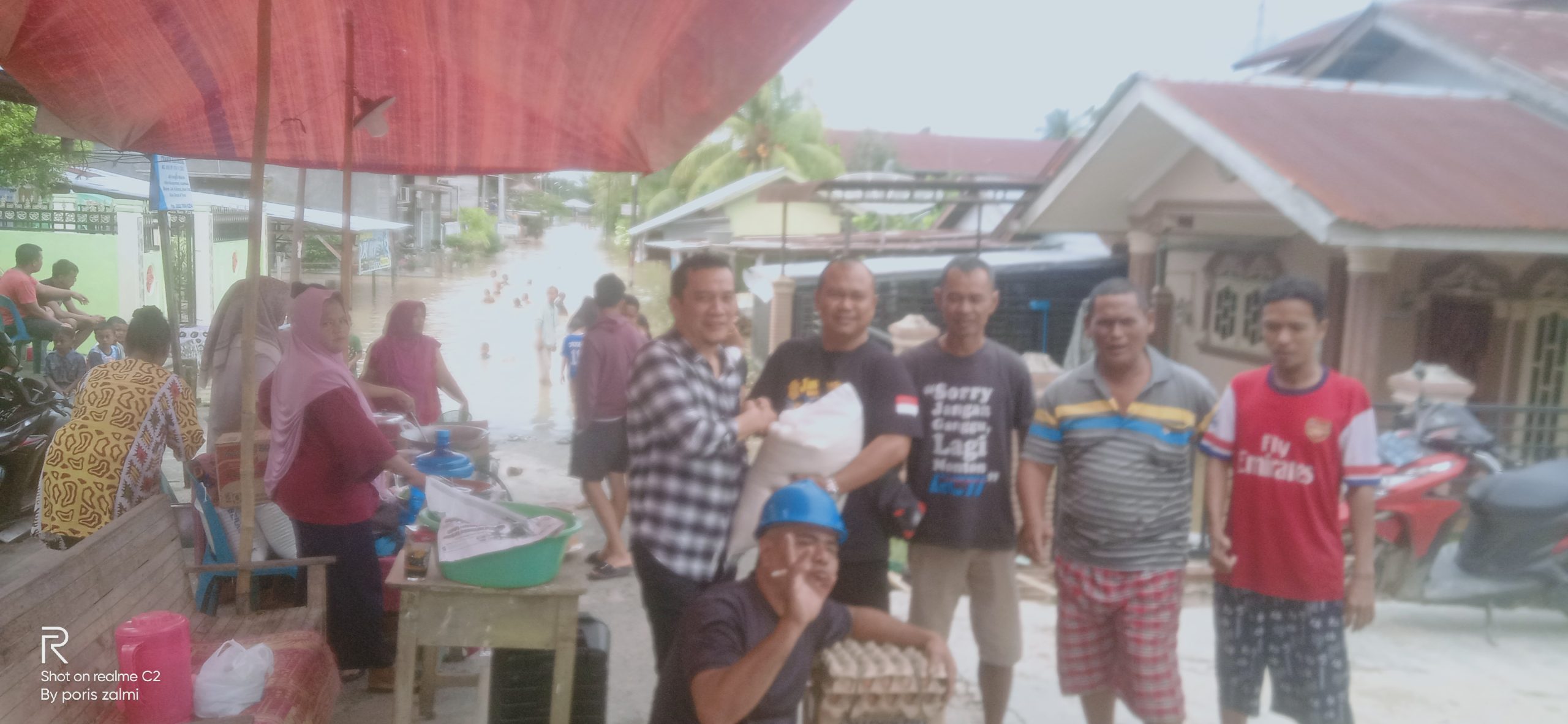 Anggota DPRK Aceh Tamiang Irwan Efendi Beri bantuan Banjir Desa Sriwijaya gang Sedar dari Partai PNA