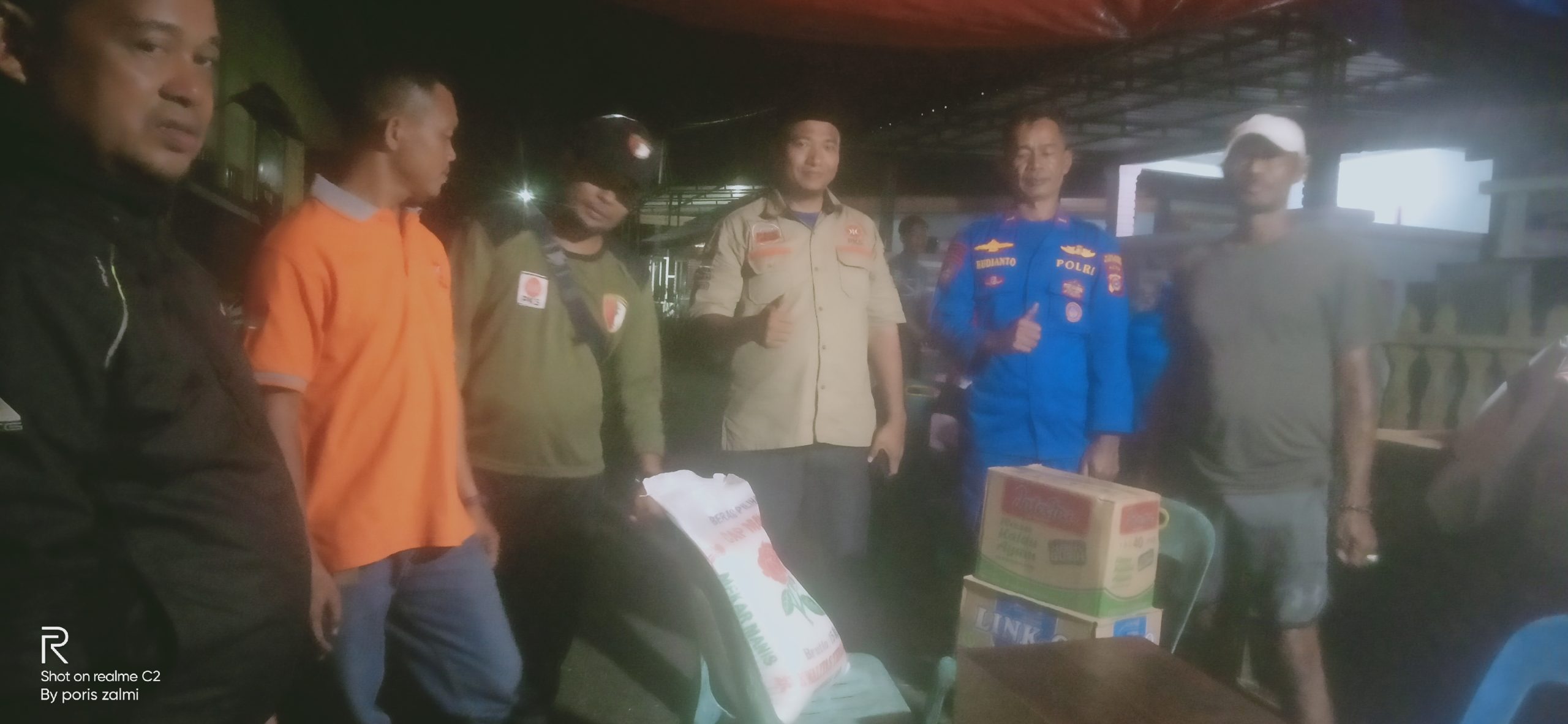 Tiga hari Bencana Banjir Di Kabupaten Aceh Memberikan Bantuan Sembako