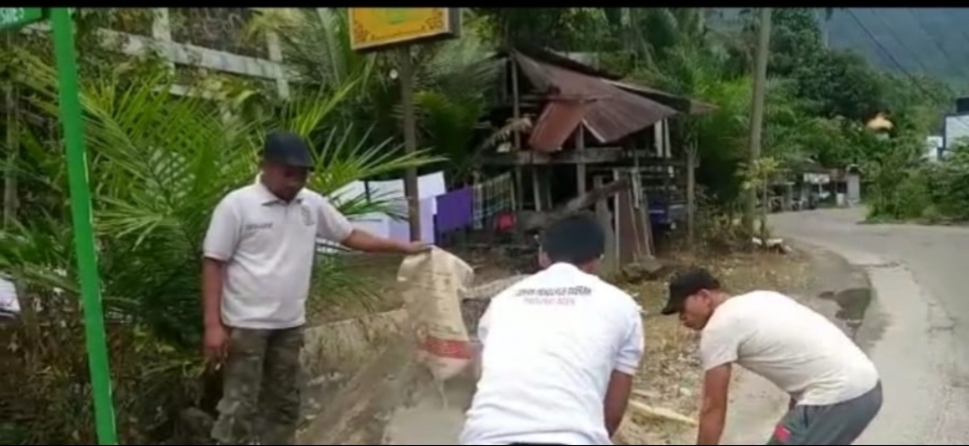 Dihari Pahlawan LSM Pendidikan Noorwangsanegara Semen Jalan SD & SMP Lae Ikan