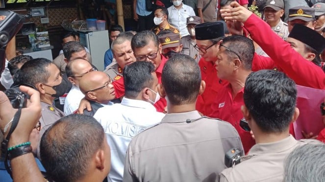 Digeruduk Kader PDIP Gegara Singgung Bung Karno, Desmond: Saya Salah, Minta Maaf