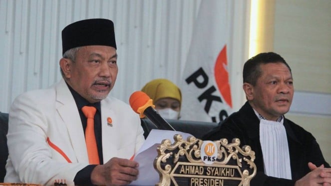 Temui Korban Tragedi Kanjuruhan, Presiden PKS Tawari Beasiswa Kuliah