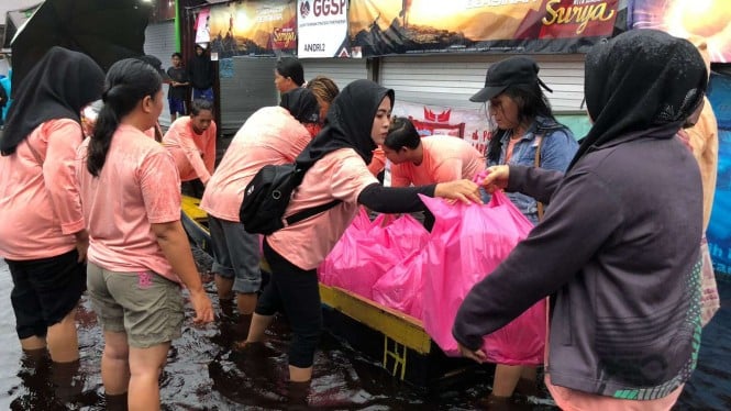 Ketika Relawan Ganjar Lakukan Bakti Sosial di Tengah Banjir