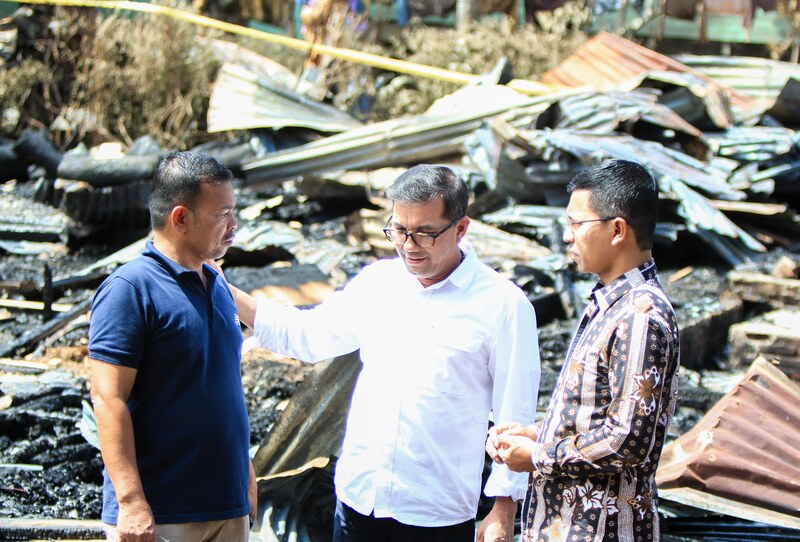 Bakri Siddiq Serahkan Bantuan untuk Korban Kebakaran Lambhuk