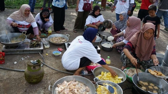 Bantu Korban Gempa Bumi Cianjur, Relawan Ganjar Bikin Dapur Umum