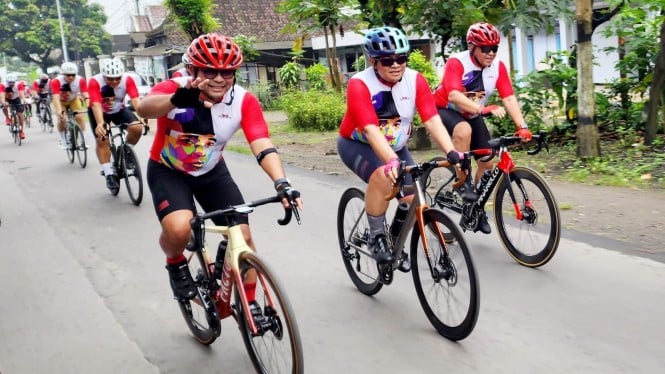 Pramono Anung, Hasto, dan Peserta Gowes dari Kediri ke Makam Bung Karno