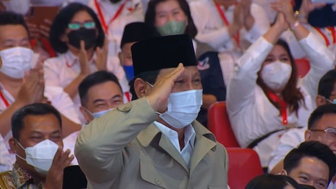 Gaya Prabowo Subianto Tunjukkan Rambut Putihnya Usai Jokowi Sebut Ciri Pemimpin Pro Rakyat