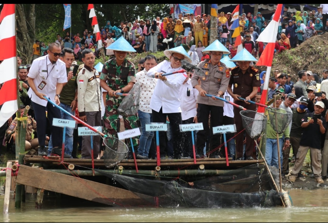 “STOP” Mencuri Ikan Disungai