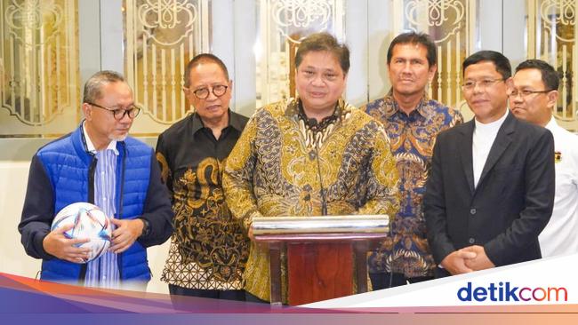 Ketika Baju dan Bola Zulhas Menjadi Kode Airlangga Tentang Partai Tambahan KIB