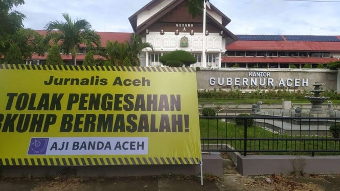 Gerbang Kantor Gubernur Aceh Ditutup dengan Papan Penolakan RKUHP