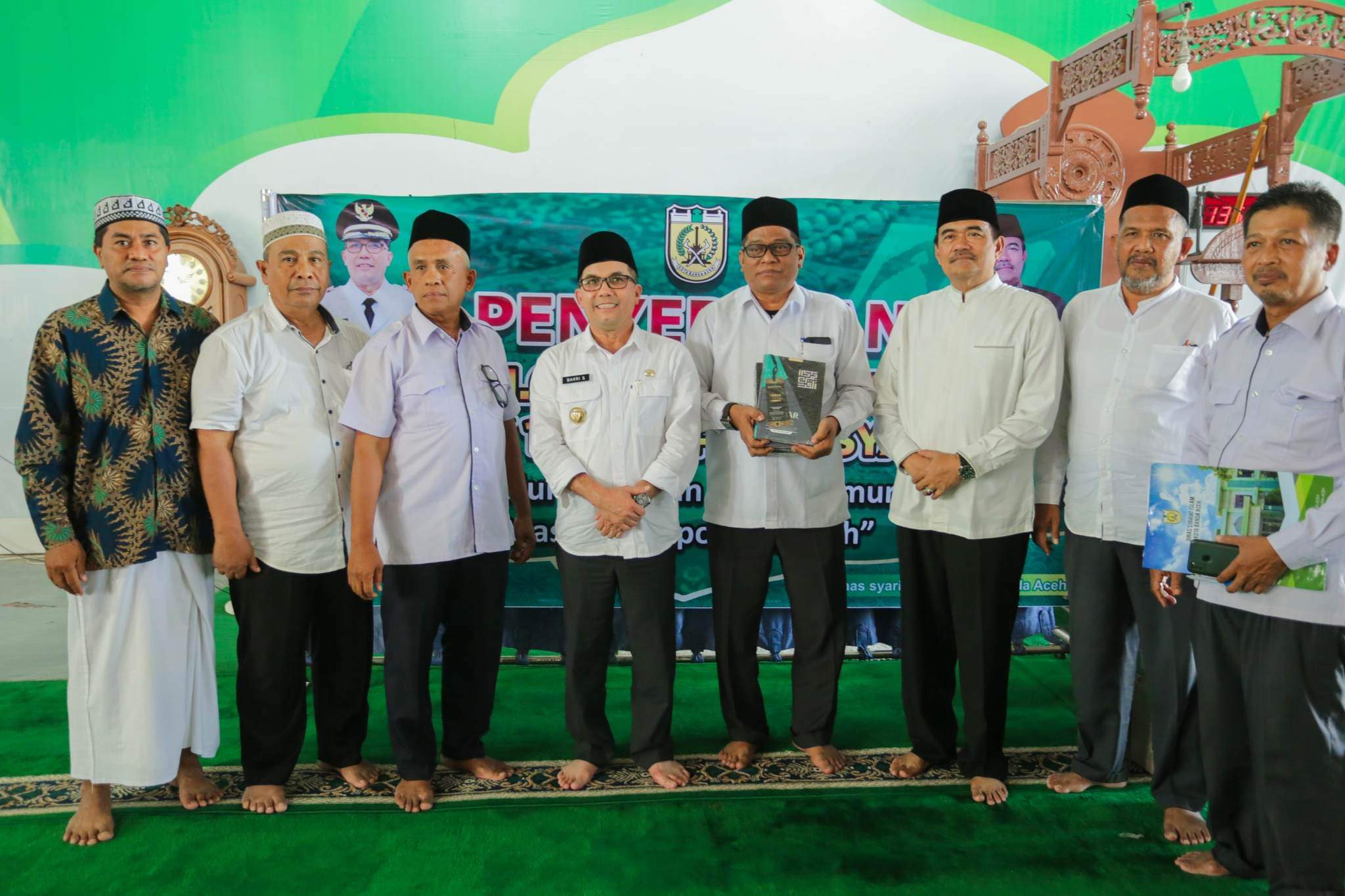 Bakri Siddiq Serahkan 1.000 Al-Quran untuk Masjid-Masjid di Banda Aceh