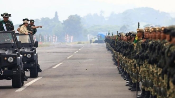 Prabowo Inspeksi PT Pindad: Ada Kemungkinan Perluasan atau Produksi Alutsista Diperbanyak