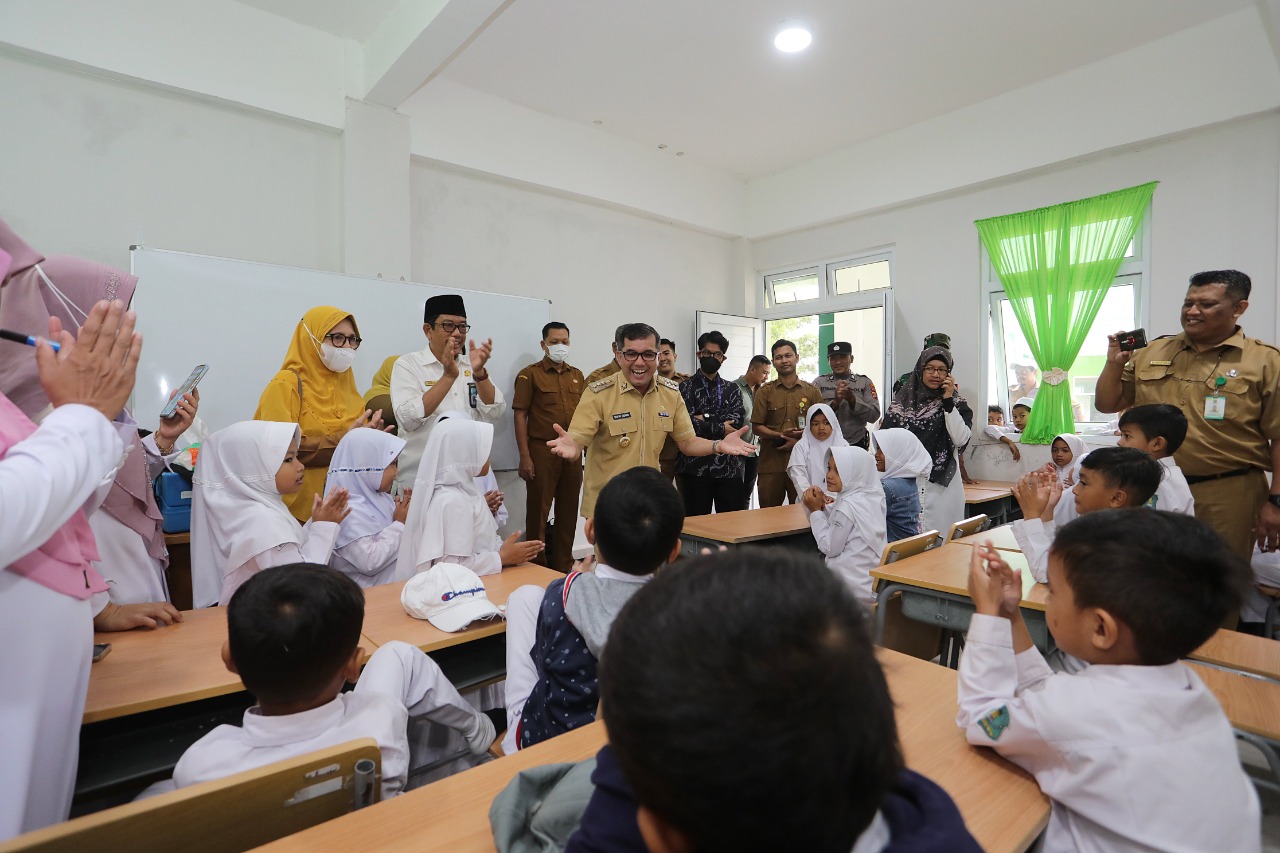 Bakri Siddiq Tinjau Sub PIN Polio di MIN 8 Banda Aceh