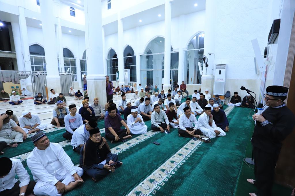 Pj Wali Kota Serahkan Bantuan Pembangunan Masjid Babuttaqwa Senilai Rp 1 Miliar