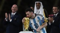 Messi Terpesona Saat Pegang Trofi Piala Dunia