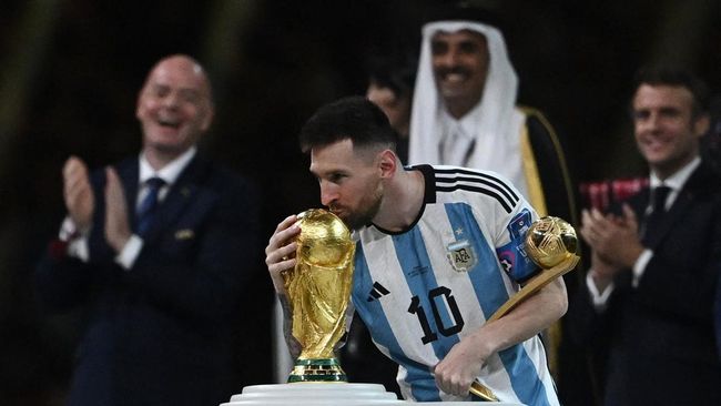 Messi Terpesona Saat Pegang Trofi Piala Dunia