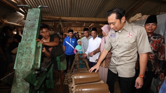 Kunjungi Trenggalek, Ibas Cek Langsung Lokasi Pembuatan Genteng di Desa Kamulan