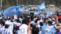 Argentina Pesta Gila, Papu Gomez Sebar Uang