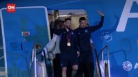 VIDEO: Messi Tenteng Trofi Piala Dunia Saat Tiba di Argentina