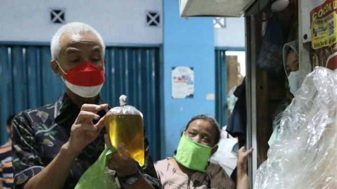 Kenalkan Sosok Ganjar, Relawan Gardu Bagikan Sembako ke Pedagang Pasar