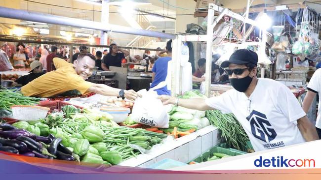 Galang Dukungan, Relawan Ganjar Banten Bagi Sembako ke Pedagang Pasar