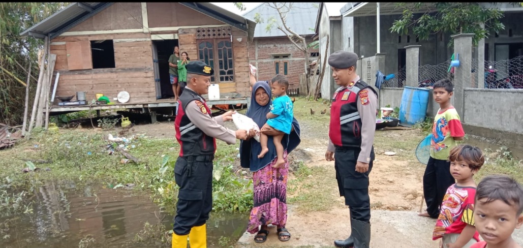 POLRES PIDIE PATROLI SAMBIL BAGIKAN SEMBAKO