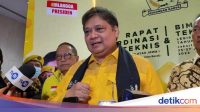 Airlangga Sapa Airin Rachmi 'Gubernur Banten' di Rakornis Golkar