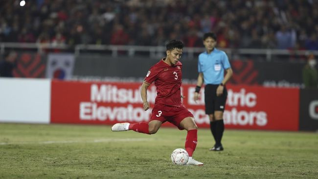 100 Mahasiswa Bersihkan Stadion My Dinh Jelang Vietnam vs Indonesia