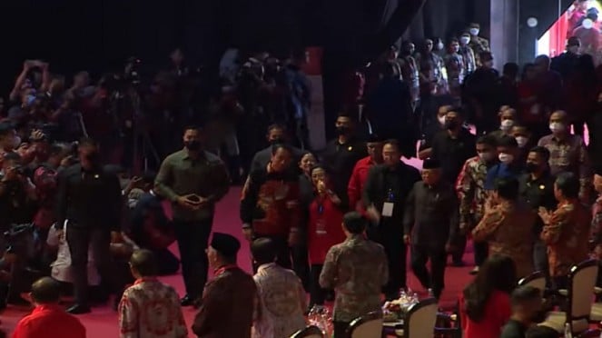 Momen Megawati Gaet Tangan Jokowi, Tertawa Lepas di Kongres PDIP