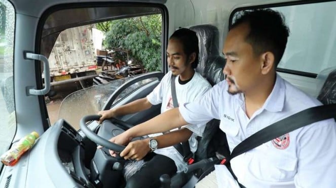 Ratusan Sopir Truk Terima Edukasi Keselamatan Berkendara Dari Relawan Ganjar