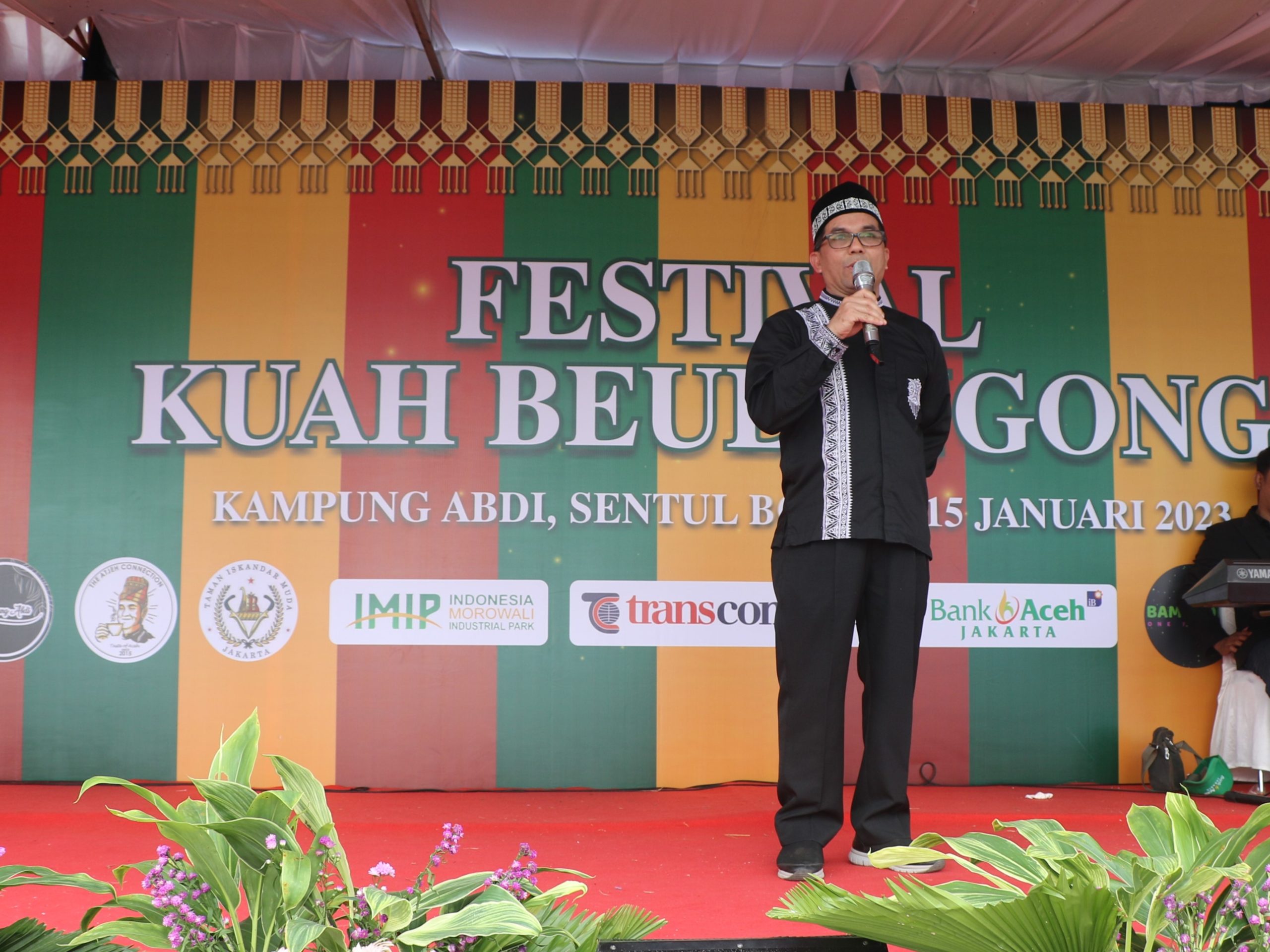 Bakri Siddiq di Festival Kuah Beulangong: Membaca Puisi Hingga Penyerahan Hadiah Kepada Pemenang