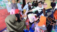 Bakri Siddiq Serahkan Peralatan Sekolah untuk Anak Usia Dini Gampong Jawa