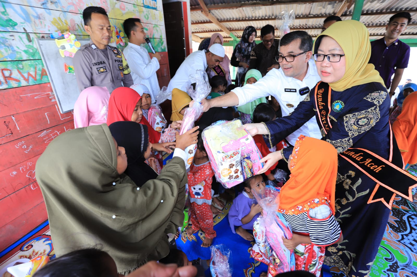 Bakri Siddiq Serahkan Peralatan Sekolah untuk Anak Usia Dini Gampong Jawa