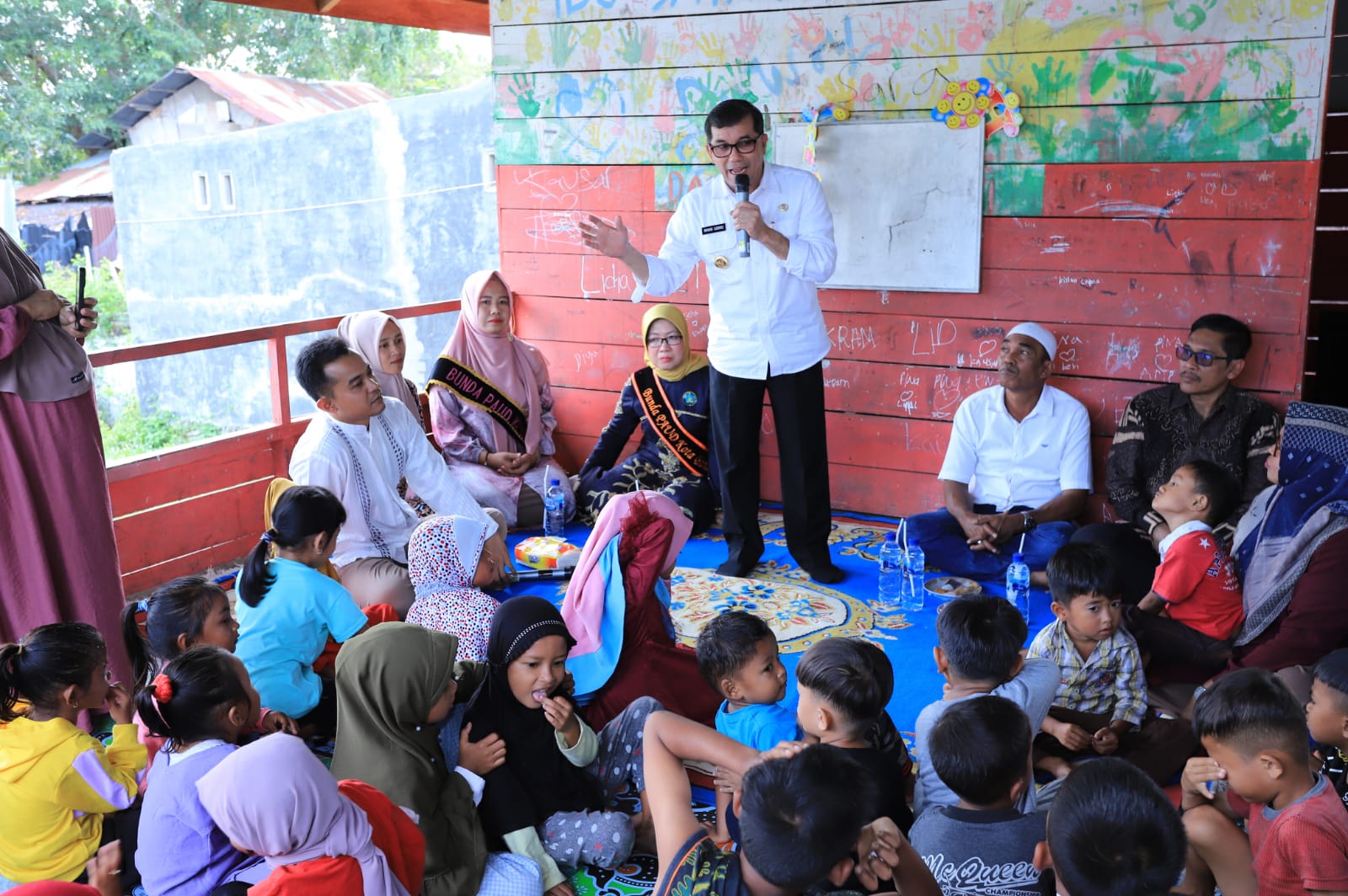 Bakri Siddiq Undang Anak-Anak Gampong Jawa Belajar di Pendopo