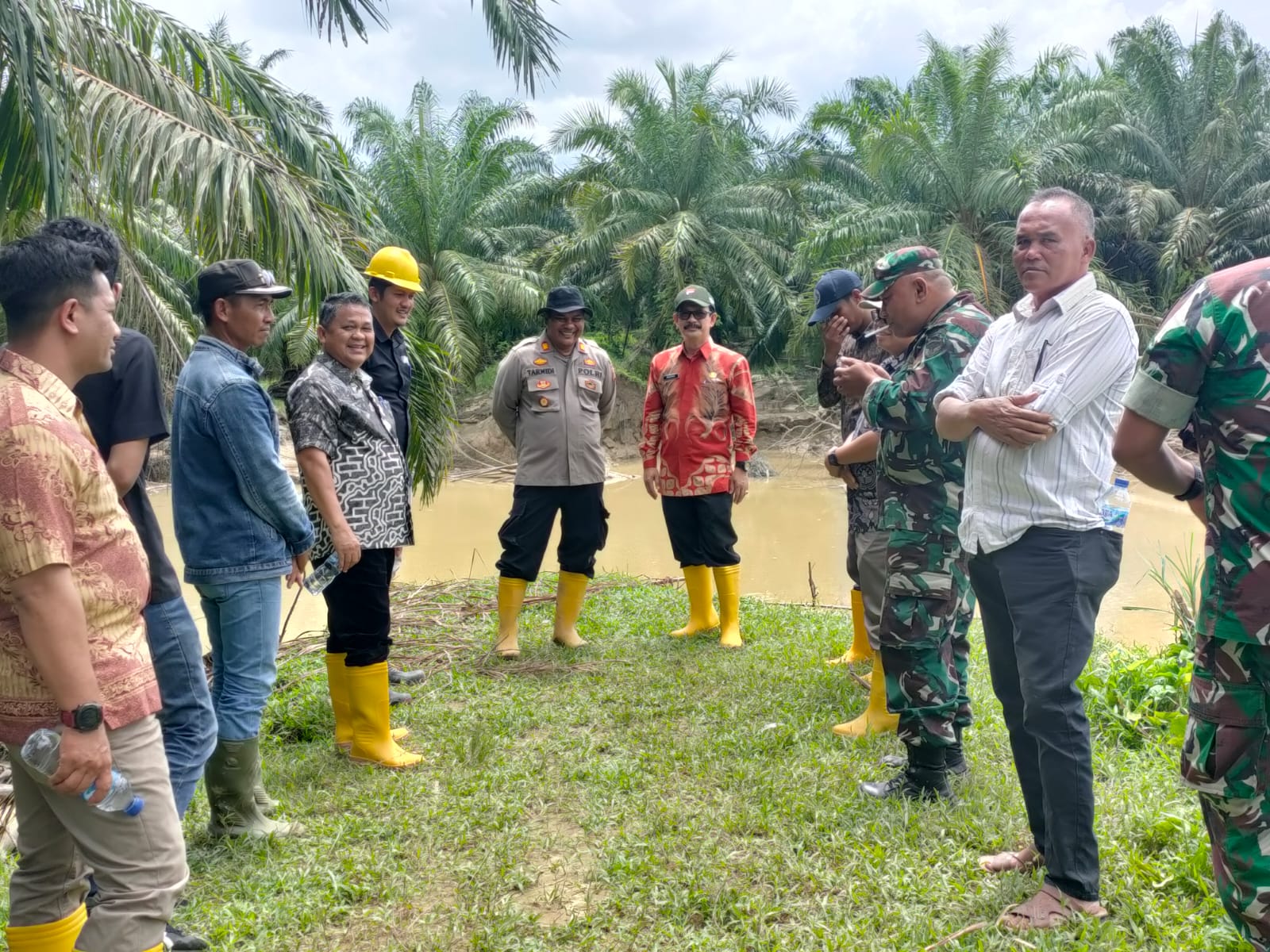 Kapolsek Bendahara Bersama Forkopincam Monitoring Pembangunan Tanggul