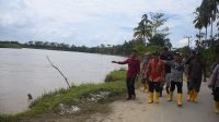 Pj Bupati Aceh Tamiang mengecek lokasi tanggul yang rusak diterjang banjir.