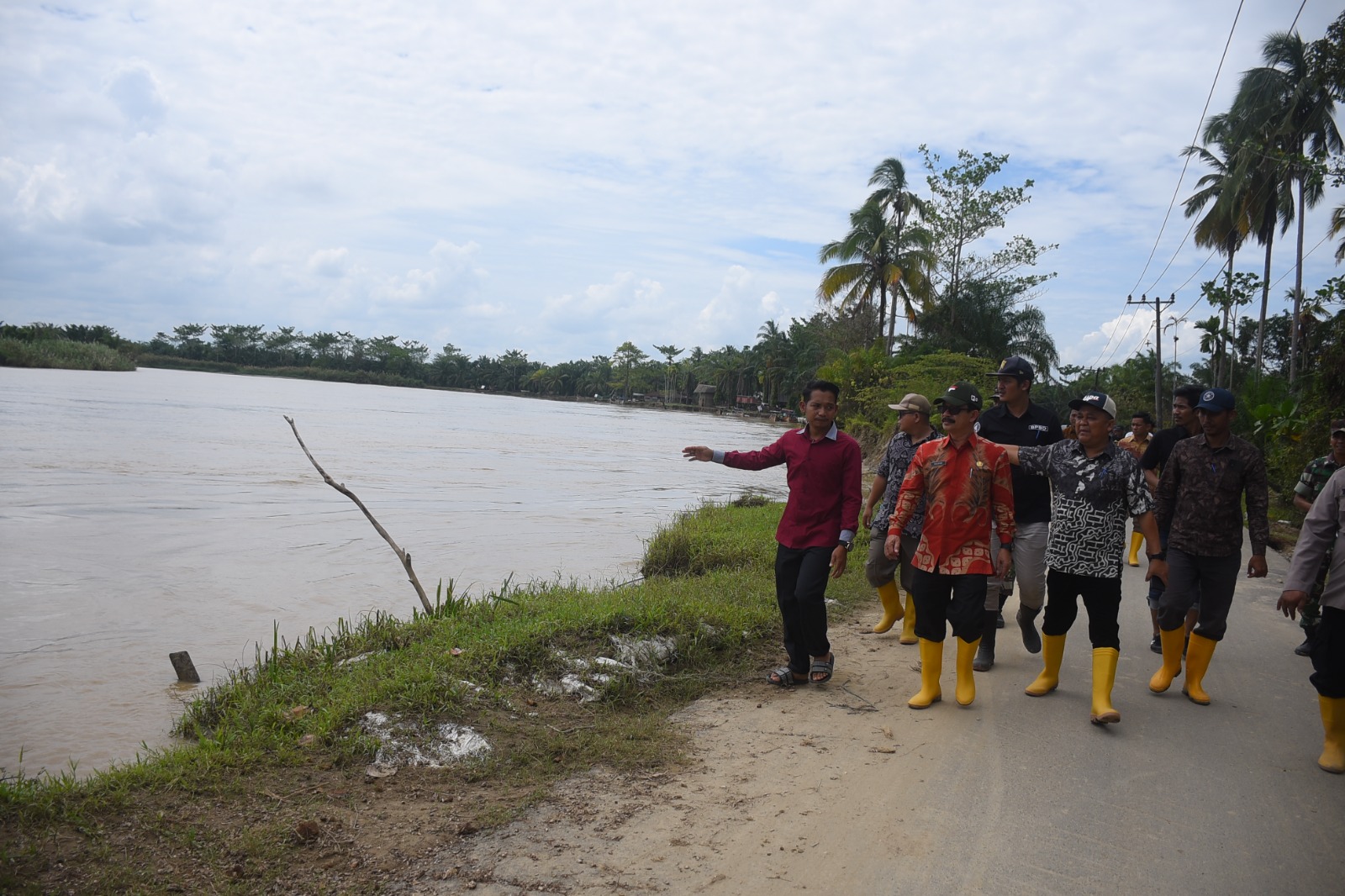 Pj Bupati Aceh Tamiang mengecek lokasi tanggul yang rusak diterjang banjir.